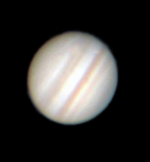 Las Rozas-Jupiter-08-08-08-2137.jpg -       TRANSICI�N DE �O SOBRE J�PITER-I      * Fecha:   08-08-2008 hora 21:37     * Lugar:   Las Rozas de Madrid (Madrid)     * Telescopio:   Celestron C6-N 150/750     * Montura:   CG5-GT     * C�mara:   Webcam SPC900 sin modificar     * M�todo:   Ocular 10 mm + lente barlow(2x)     * Procesado:   V�deo de 120 s. (600 frames) tomado con QCFocus y procesado con IRIS y Photoshop     * Visibilidad:   Regular   